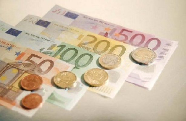 Franţa interzice plăţile cash mai mari de 1.000 de euro